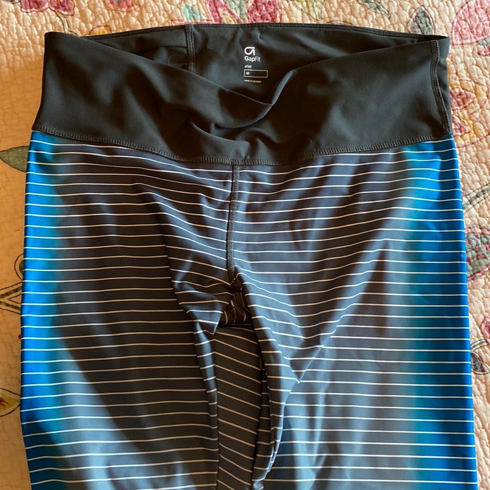 Gap fit women’s ombré striped capri leggings